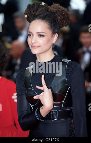 Cannes, France. 22 mai, 2016. L'actrice Sasha Lane pose sur le tapis rouge lors de son arrivée à la cérémonie de clôture du 69e Festival du Film de Cannes, France, le 22 mai 2016. © Jin Yu/Xinhua/Alamy Live News Banque D'Images