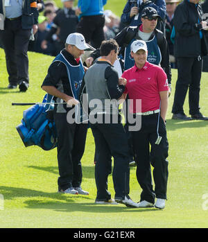 Le K Club, Straffan, France. 22 mai, 2016. Dubai Duty Free Irish Open Golf Championship Round 4. Rory est rencontré dans le milieu de l'allée du 18e partenaire Danny Willett en jouant et félicité. Credit : Action Plus Sport Images/Alamy Live News Banque D'Images