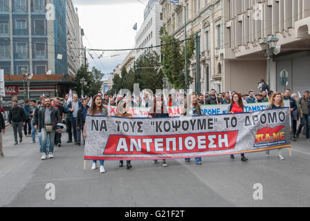 Athènes, Grèce. 22 mai, 2016. Des milliers de citoyens se sont réunis aujourd'hui devant le parlement grec et autour de la place de la Constitution, pour protester contre le vote sur les nouvelles lois d'austérité. © Dimitrios Sotiriou/Pacific Press/Alamy Live News Banque D'Images