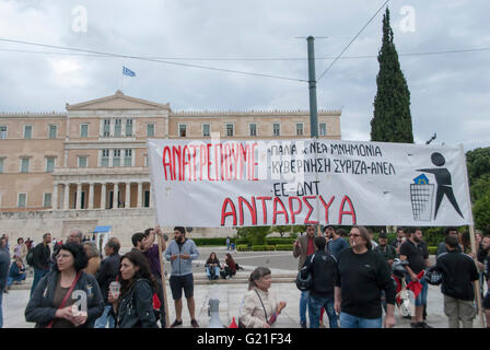 Athènes, Grèce. 22 mai, 2016. Des milliers de citoyens se sont réunis aujourd'hui devant le parlement grec et autour de la place de la Constitution, pour protester contre le vote sur les nouvelles lois d'austérité. © Dimitrios Sotiriou/Pacific Press/Alamy Live News Banque D'Images