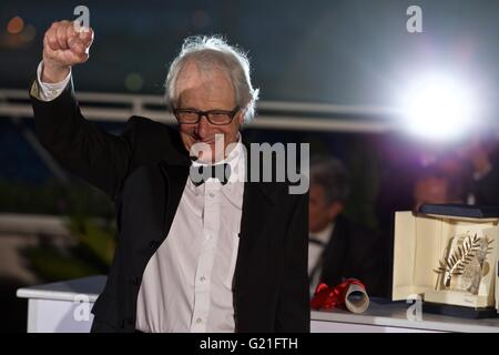 Cannes, Daniel Blake' à la 69ème Festival du Film de Cannes. 22 mai, 2016. Réalisateur britannique pose avec son trophée lors d'un photocall après avoir remporté la Palme d'Or pour le film "JE, Daniel Blake' à la 69ème Festival du Film de Cannes, dans le sud de la France le 22 mai 2016. Credit : Jin Yu/Xinhua/Alamy Live News Banque D'Images