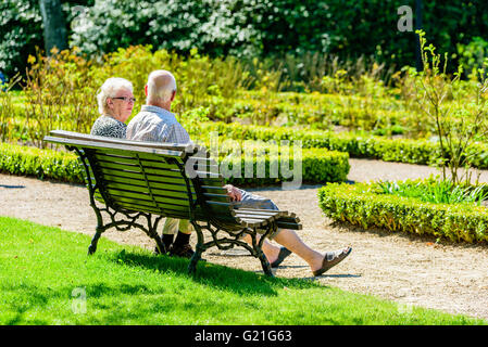 Ronneby, Suède - mai 8, 2016 : des personnes réelles dans la vie quotidienne. Ici deux personnes reste sur un banc de parc au soleil. Banque D'Images