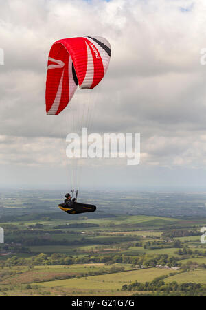 Pilote aux commandes un parapentiste à Parlick Pike, vallée de Ribble, Lancashire, Angleterre Banque D'Images