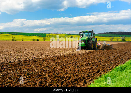 Champ de labour du tracteur, la Saxe-Anhalt, Allemand Banque D'Images