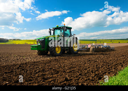 Champ de labour du tracteur, Saxe-Anhalt, Allemagne Banque D'Images