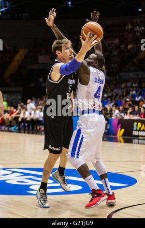 Andres Nocioni (L), le joueur de l'Argentine, tente de tirer la balle sur Ramon Clemente ( R ), le joueur de Porto Rico, au cours de la FIBA Basket-ball Coupe du Monde 2014 Phase de groupes match, joué au Palais Municipal des Sports de San Pablo, le 30 août 2014 à Séville, Espagne Banque D'Images