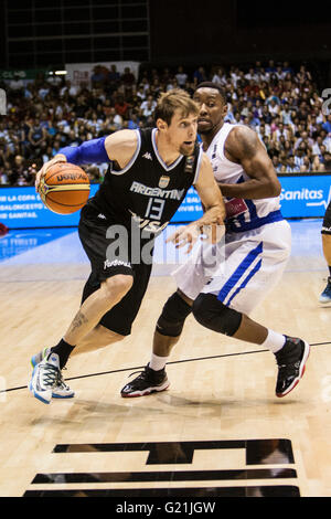 Andres Nocioni, joueur de l'Argentine, les lecteurs la balle pendant la Coupe du Monde de Basket-ball FIBA 2014 Phase de groupes match, joué au Palais Municipal des Sports de San Pablo, le 30 août 2014 à Séville, Espagne Banque D'Images