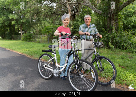Senior couple riding bicycles Banque D'Images