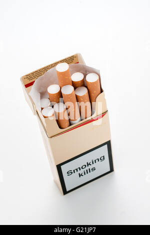 Paquets de dix cigarettes maintenant interdit de mai 21e 2017 dans le cadre de l'Union européenne Directive sur les produits du tabac du 20 mai 2016 Banque D'Images