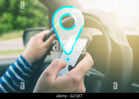 Location de femmes à conduire et à l'aide d'application de navigation GPS sur smartphone pour trouver la destination, à l'aide de téléphone mobile dans le trafic. Banque D'Images