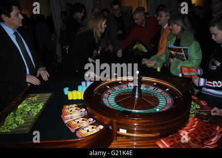 Gambling at roulette table Banque D'Images