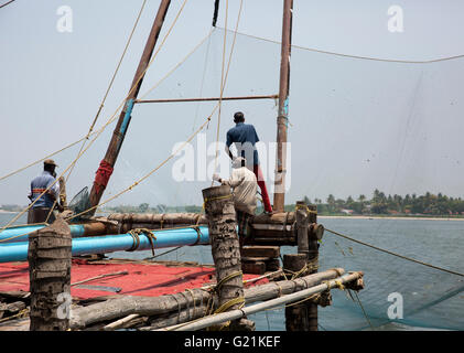 Les filets de pêche chinois de Cochin en Inde sont une attraction touristique populaire Banque D'Images