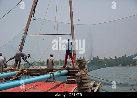 Les filets de pêche chinois de Cochin en Inde sont une attraction touristique populaire Banque D'Images