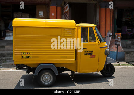 Un mini van jaune à trois roues à Cochin Inde Banque D'Images
