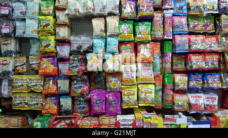 Des paquets de bonbons dans un supermarché au Royaume-Uni Banque D'Images