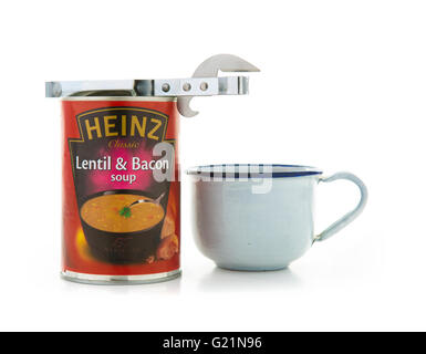 Soupe de lentilles et de Heinz Bacon avec un ouvre-boîtes et tasse sur fond blanc Banque D'Images