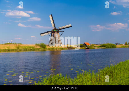 Les moulins à vent reflète dans les Néerlandais canaux à Kinderdijk, site de l'UNESCO aux Pays Bas Banque D'Images