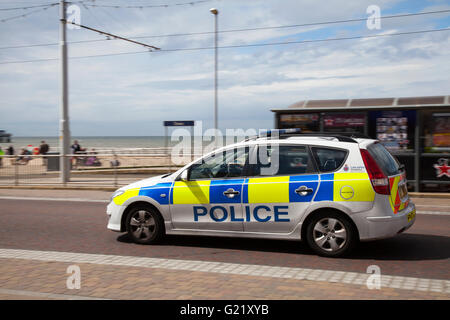 Voiture de police partie de Lancashire Constabulary, flotte en mouvement en roulant le long du front de mer de Blackpool, Lancashire, Royaume-Uni. Banque D'Images