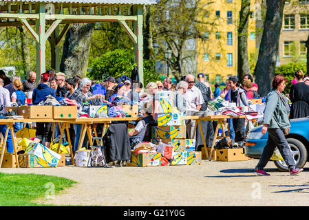 Ronneby, Suède - mai 8, 2016 : l'hebdomadaire marché aux puces de Brunnsparken avec beaucoup de visiteurs et de marchands. Des personnes réelles dans everyd Banque D'Images