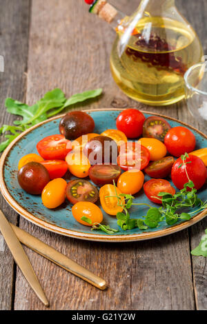 Avec salade de tomates colorées frais Banque D'Images