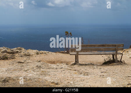 En haut de la falaises de Dingli, banc en bois avec une vue panoramique sur la mer. L'île méditerranéenne de Malte. Banque D'Images