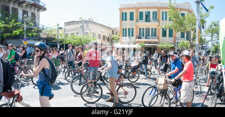 Masse critique location manifestation à Tel Aviv le 29 avril 2016 avec un appel pour la sécurité à vélo dans la ville Banque D'Images