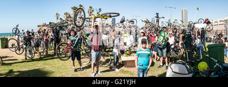 Masse critique location manifestation à Tel Aviv le 29 avril 2016 avec un appel pour la sécurité à vélo dans la ville Banque D'Images