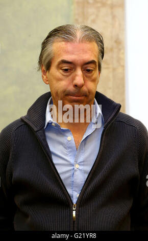 Jean-Louis Cayrou arrive en cour dans le cours d'Assises de l'Aveyron à Rodez, France, où il a été accusé du meurtre d'assurance britannique Patricia Wilson. Banque D'Images