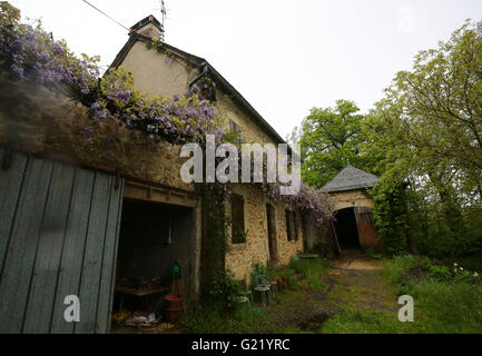 Une vue générale de la maison de l'assurance britannique Patricia Wilson dans les Landes basses près de Vabre-Tizac, sud ouest de la France, comme l'essai de Jean-Louis Cayrou, l'homme accusé de son meurtre, a commencé à Rodez. Banque D'Images