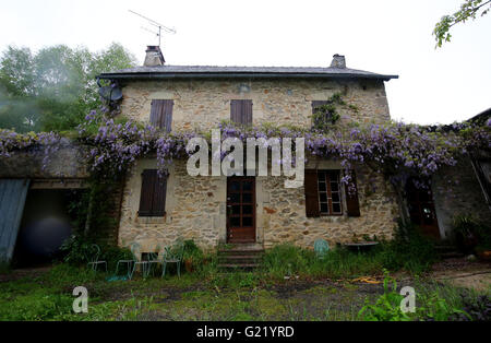 Une vue générale de la maison de l'assurance britannique Patricia Wilson dans les Landes basses près de Vabre-Tizac, sud ouest de la France, comme l'essai de Jean-Louis Cayrou, l'homme accusé de son meurtre, a commencé à Rodez. Banque D'Images