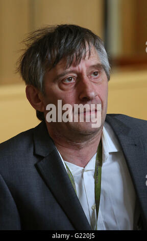 Donald Marcus, le partenaire d'assurance britannique Patricia Wilson, arrive sur le cours d'Assises de l'Aveyron à Rodez, l'édifice de la France, pour le début du procès de Jean-Louis Cayrou qui est accusé de son meurtre. Banque D'Images