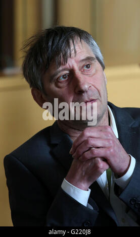 Donald Marcus, le partenaire d'assurance britannique Patricia Wilson, arrive sur le cours d'Assises de l'Aveyron à Rodez, l'édifice de la France, pour le début du procès de Jean-Louis Cayrou qui est accusé de son meurtre. Banque D'Images