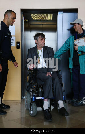 Donald Marcus, le partenaire d'assurance britannique Patricia Wilson, arrive sur le cours d'Assises de l'Aveyron à Rodez, l'édifice de la France, pour le début du procès de Jean-Louis Cayrou qui est accusé de son meurtre. Banque D'Images