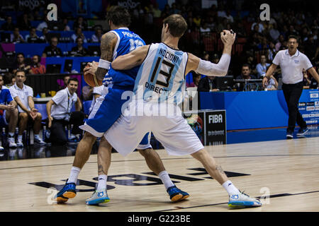 Andres Nocioni (R ), le joueur de l'Argentine, lutter pour une balle avec Georgios Printezis (L ), joueur de basket-ball de la FIBA, la Grèce lors de Coupe du Monde 2014 Phase de groupes match, le 4 septembre 2014 à Séville, Espagne Banque D'Images