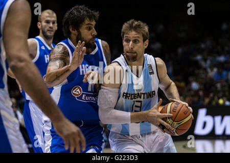 Andres Nocioni (R ), le joueur de l'Argentine, les lecteurs la balle et Georgios Printezis (L ), le joueur de la Grèce, défend pendant la Coupe du Monde de Basket-ball FIBA 2014 match de la phase de groupe, le 4 septembre 2014 à Séville, Espagne Banque D'Images