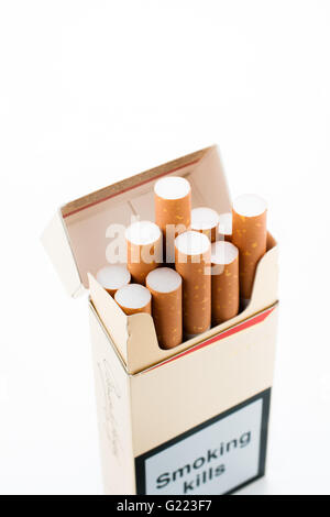 Paquets de dix cigarettes maintenant interdit de mai 21e 2017 dans le cadre de l'Union européenne Directive sur les produits du tabac du 20 mai 2016 Banque D'Images