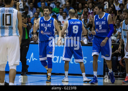 Kostas Vasileiadis (L ), Nick Calathes (C ) et Giannis Bourousis (R ), les joueurs de la Grèce, de célébrer au cours de la Coupe du Monde de Basket-ball FIBA 2014 match de la phase de groupe, le 4 septembre 2014 à Séville, Espagne Banque D'Images