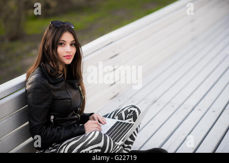 Tiré d'un étudiant qui travaille sur un ordinateur portable à la campus en à l'appareil photo Banque D'Images