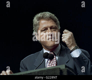 Candidat démocrate William Clinton Gouverneur livre son discours électoral campagne à Detroit Cobo Hall Crédit : Mark Reinstein Banque D'Images