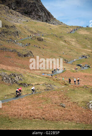 Cavaliers dans la 'Fred Whitton Challenge' ascend Hardknott Pass. Banque D'Images