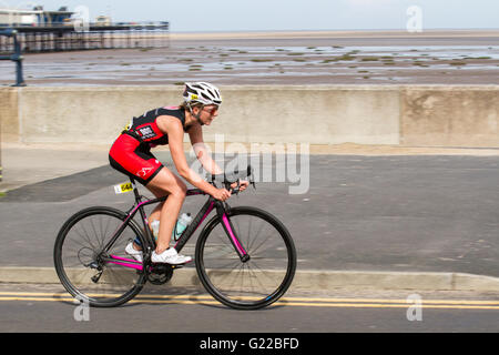La 5e édition de cette épreuve cycliste de Southport a de nouveau été inclus dans le cadre de la British Triathlon Programme des grands événements comme un groupe d'âge GO Qualificatif de l'équipe de circonscription pour la Distance Standard ITU Triathlon World Championships devient rapidement un événement sportif, pour les cyclistes, les coureurs et les cyclistes, en passant beaucoup de monuments de cette célèbre station balnéaire. Une télévision & rapide parcours vélo sur des routes entièrement fermées le long de la côte, suivi d'un plat de la même façon et de l'incroyable course autour du lac. Banque D'Images