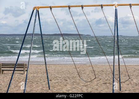 Balançoire à une plage de sable avec beaucoup de vent et l'état des vagues de l'océan Banque D'Images