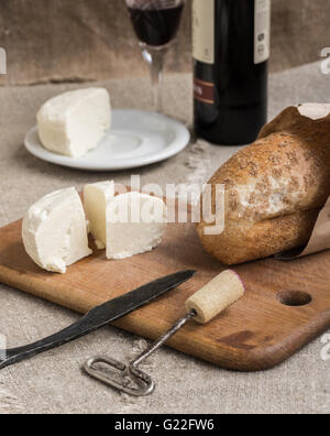 Verre à vin, pain et fromage sont la mise à Banque D'Images