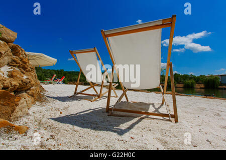 Belle chaise de luxe autour de beach piscine dans l'hôtel resort Banque D'Images