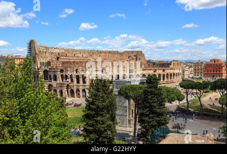 Le Colisée, Rome et l'Arc de Constantin, ruines spectaculaires de l'époque de la Rome Impériale vue du Forum, ciel bleu Banque D'Images