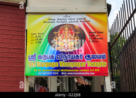 Panneau d'entrée de couleur vive au Sri Karpaga Vinayagar Temple, un petit temple hindou au Bedford Road, Walthamstow, au nord de Londres Banque D'Images