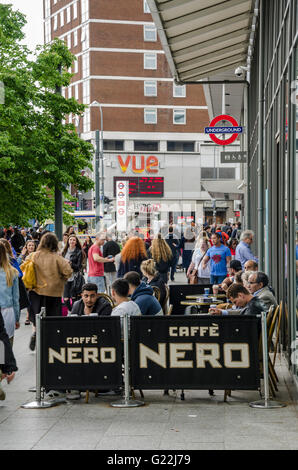 Les gens s'assoient à l'extérieur d'un Caffe Nero à Shepherds Bush, London Banque D'Images