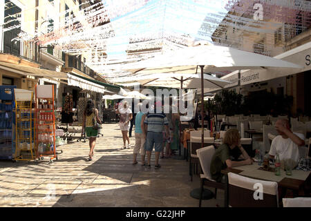 Une belle photo d'une rue touristique animée avec cafés et magasins de souvenirs à Palma de Majorque, Espagne, mer, Tourisme, vacances Banque D'Images
