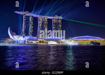 Lumière du soir sur Marina Bay Sands à Singapour le 12 juillet 2012. Banque D'Images