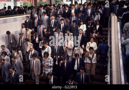 Les banlieusards entrez le métro à la gare de Shinjuku à Tokyo, Japon. C'est le métro le plus fréquenté au monde. Banque D'Images